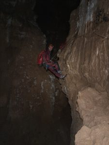 La main courante acrobatique dite “à tendance un peu merdique” quand la lampe frontale te dégringole sur la figure en plein milieu !