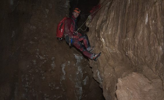 La main courante acrobatique dite “à tendance un peu merdique” quand la lampe frontale te dégringole sur la figure en plein milieu !