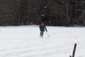 Quelqu'un qui court en raquettes dans le neige